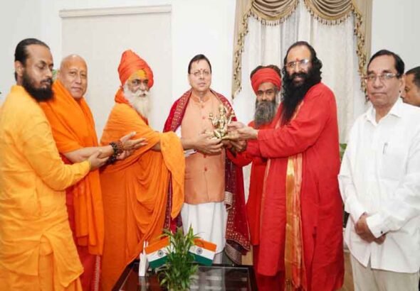 मुख्यमंत्री पुष्कर सिंह धामी से साधु-संतों के प्रतिनिधिमंडल ने की भेंट