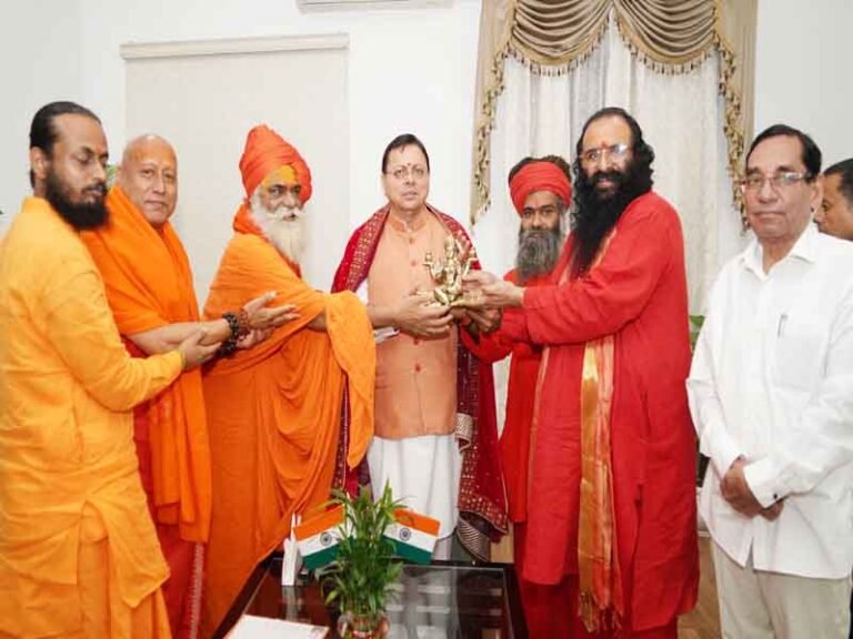 मुख्यमंत्री पुष्कर सिंह धामी से साधु-संतों के प्रतिनिधिमंडल ने की भेंट