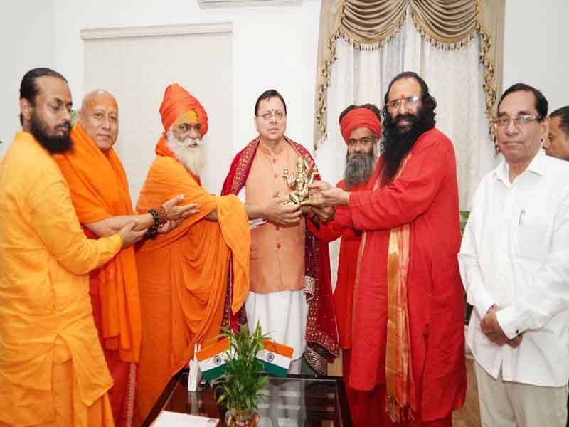 मुख्यमंत्री पुष्कर सिंह धामी से साधु-संतों के प्रतिनिधिमंडल ने की भेंट