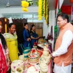 मुख्यमंत्री धामी ने सशक्त बहना उत्सव के अंतर्गत स्वयं सहायता समूहों के स्टालों से खरीदे स्थानीय उत्पाद