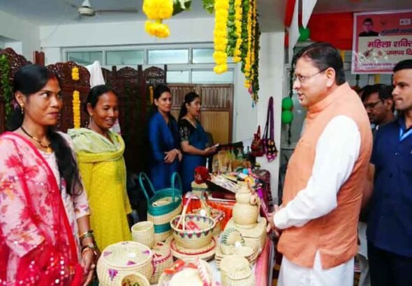मुख्यमंत्री धामी ने सशक्त बहना उत्सव के अंतर्गत स्वयं सहायता समूहों के स्टालों से खरीदे स्थानीय उत्पाद