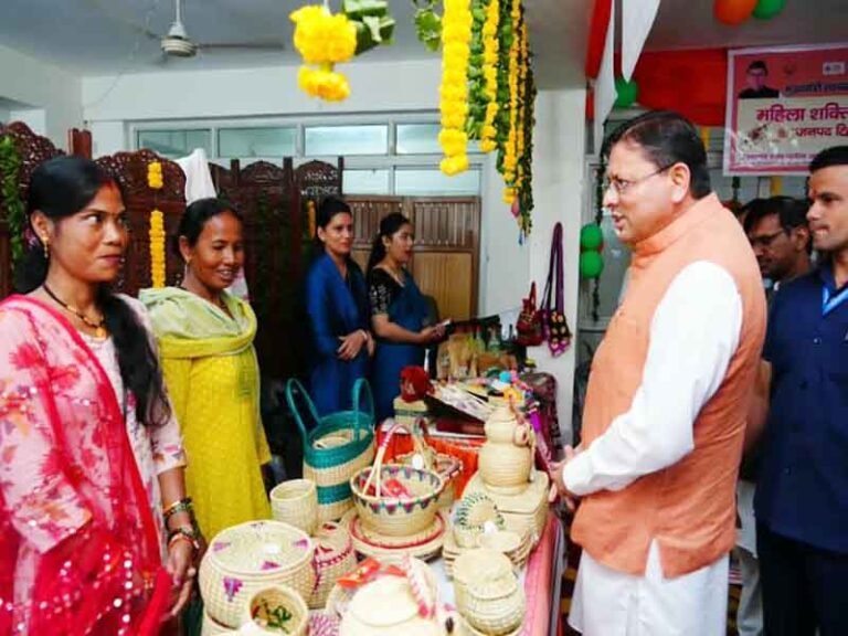 मुख्यमंत्री धामी ने सशक्त बहना उत्सव के अंतर्गत स्वयं सहायता समूहों के स्टालों से खरीदे स्थानीय उत्पाद
