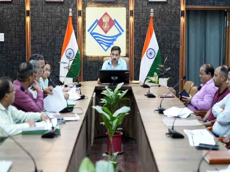 जल जीवन मिशन की लंबित योजनाओं को सर्वाेच्च प्राथमिकता से पूरा करें- डीएम