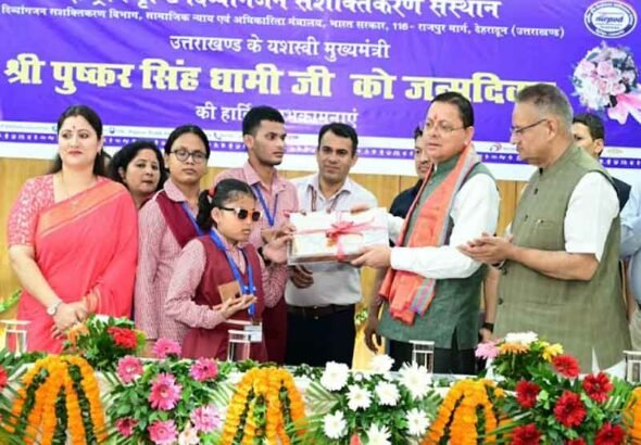 दिव्यांग बच्चों के बीच अपना जन्म दिवस मनाने पहुंचे मुख्यमंत्री पुष्कर सिंह धामी