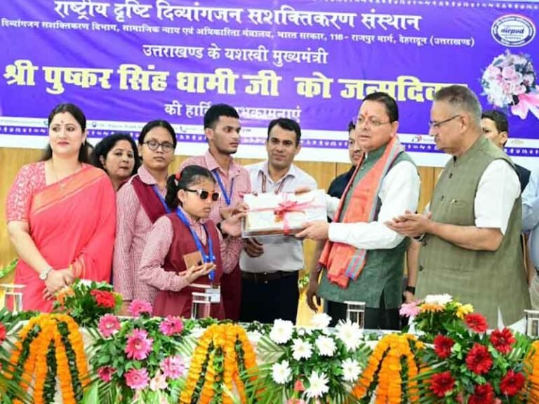 दिव्यांग बच्चों के बीच अपना जन्म दिवस मनाने पहुंचे मुख्यमंत्री पुष्कर सिंह धामी