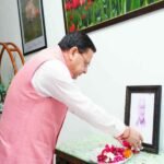मुख्यमंत्री पुष्कर सिंह धामी ने स्वर्गीय अशोक सिंघल की जन्म शताब्दी के अवसर पर उनके चित्र पर श्रद्धासुमन अर्पित कर उनका भावपूर्ण स्मरण किया