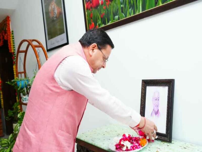 मुख्यमंत्री पुष्कर सिंह धामी ने स्वर्गीय अशोक सिंघल की जन्म शताब्दी के अवसर पर उनके चित्र पर श्रद्धासुमन अर्पित कर उनका भावपूर्ण स्मरण किया