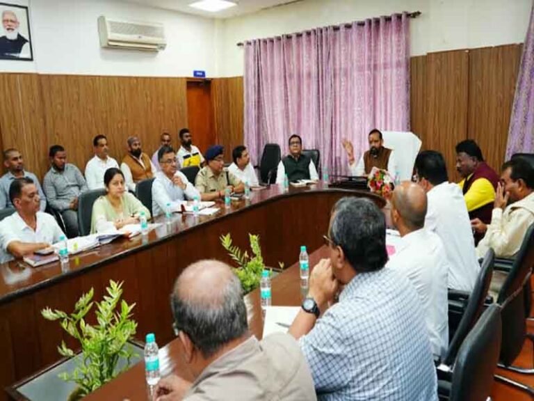 सफाई कर्मचारियों के अधिकारों एवं कल्याणकारी योजनाओं के प्रभावी क्रियान्वयन को लेकर आयोग के अध्यक्ष ने की समीक्षा बैठक