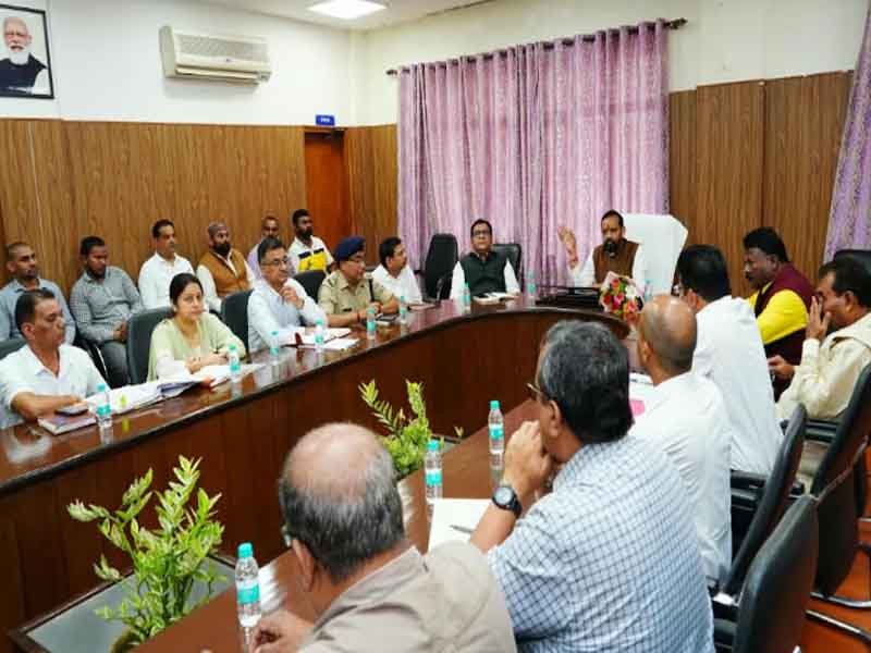 सफाई कर्मचारियों के अधिकारों एवं कल्याणकारी योजनाओं के प्रभावी क्रियान्वयन को लेकर आयोग के अध्यक्ष ने की समीक्षा बैठक