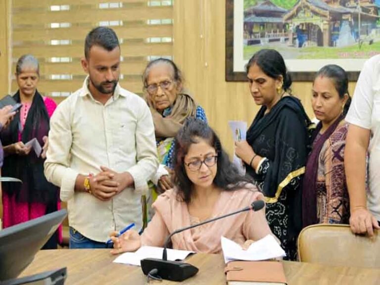 सरकारी भूमि पर कब्जे और प्लॉटिंग की शिकायत पर जांच के निर्देश, जन समाधान दिवस में 137 से अधिक फरियाद