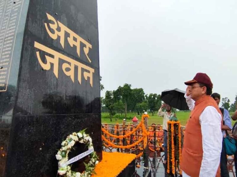 सीमांत क्षेत्र में शहीद स्मारक एवं विशाल तिरंगे का लोकार्पण, सीएम धामी ने वीर शहीदों को किया नमन