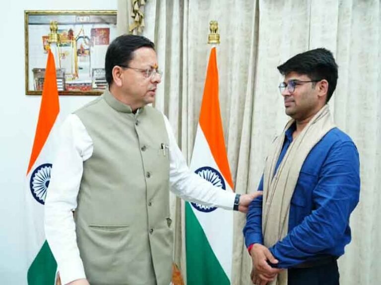फ्लाइंग कार बनाने वाले रवि टमटा से मिले सीएम धामी, स्टार्टअप को सरकारी मदद के निर्देश