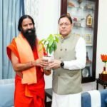 मुख्यमंत्री पुष्कर सिंह धामी से मुख्यमंत्री आवास में बाबा रामदेव ने की भेंट