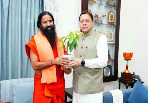 मुख्यमंत्री पुष्कर सिंह धामी से मुख्यमंत्री आवास में बाबा रामदेव ने की भेंट