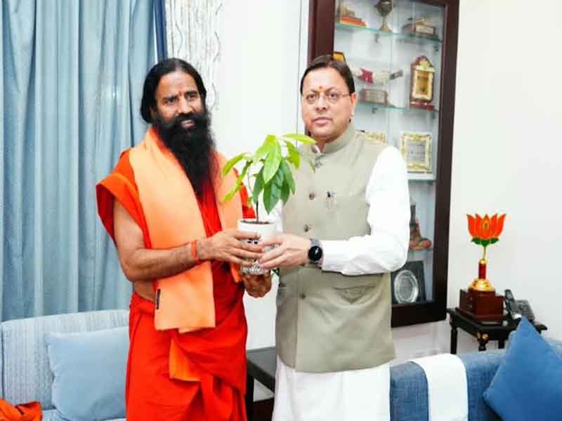 मुख्यमंत्री पुष्कर सिंह धामी से मुख्यमंत्री आवास में बाबा रामदेव ने की भेंट