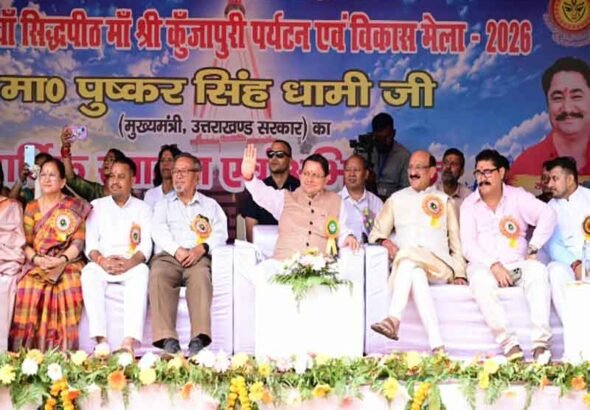 नवरात्रि के प्रथम दिवस पर ध्वजारोहण कर नौ दिवसीय मेले का उद्घाटन