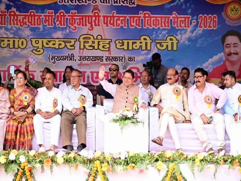नवरात्रि के प्रथम दिवस पर ध्वजारोहण कर नौ दिवसीय मेले का उद्घाटन