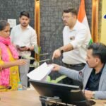 अपनों की प्रताड़ना से टूटे बुजुर्ग, न्याय की आस में पहुंचे समाधान दिवस