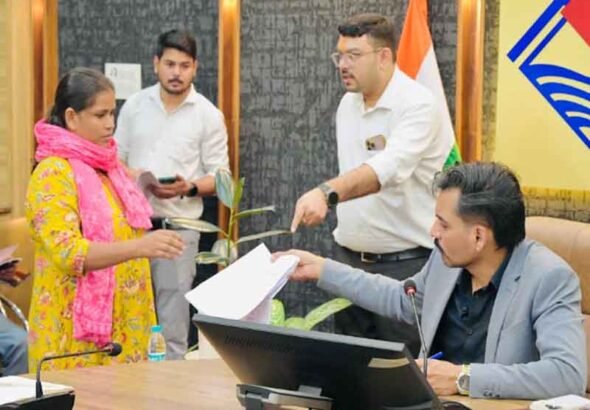 अपनों की प्रताड़ना से टूटे बुजुर्ग, न्याय की आस में पहुंचे समाधान दिवस