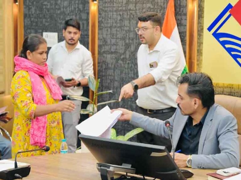 अपनों की प्रताड़ना से टूटे बुजुर्ग, न्याय की आस में पहुंचे समाधान दिवस