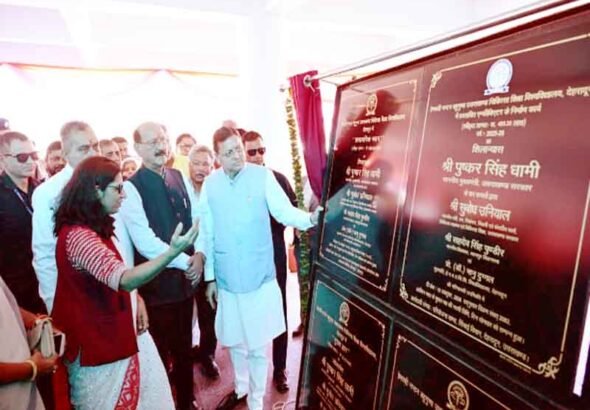 मुख्यमंत्री ने सेलाकुई में हेमवती नंदन बहुगुणा उत्तराखण्ड चिकित्सा शिक्षा विश्वविद्यालय परिसर में 20.55 करोड़ रुपये की पांच योजनाओं का किया शिलान्यास एवं लोकार्पण
