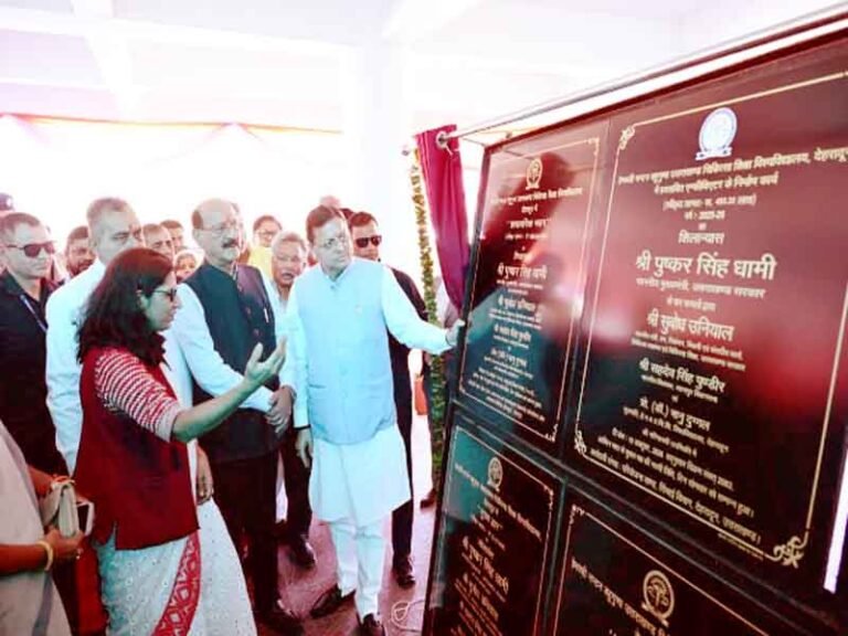 मुख्यमंत्री ने सेलाकुई में हेमवती नंदन बहुगुणा उत्तराखण्ड चिकित्सा शिक्षा विश्वविद्यालय परिसर में 20.55 करोड़ रुपये की पांच योजनाओं का किया शिलान्यास एवं लोकार्पण