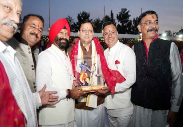 मुख्यमंत्री पुष्कर बन्नू बिरादरी द्वारा परेड ग्राउंड, देहरादून में आयोजित दशहरा महोत्सव में हुए शामिल