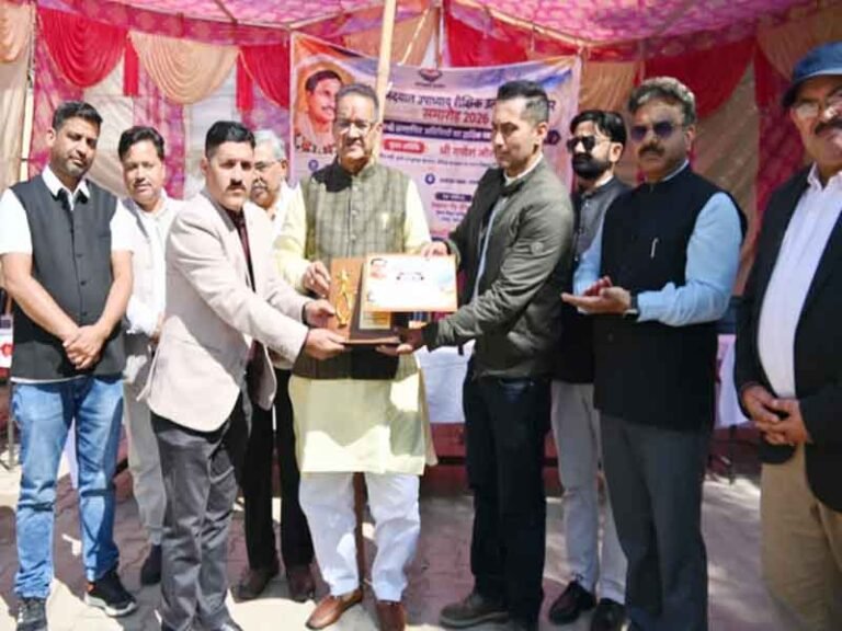 कैबिनेट मंत्री गणेश जोशी ने मेधावी छात्र-छात्राओं को पंडित दीनदयाल उपाध्याय शैक्षिक उत्कृष्टता पुरस्कार से किया सम्मानित