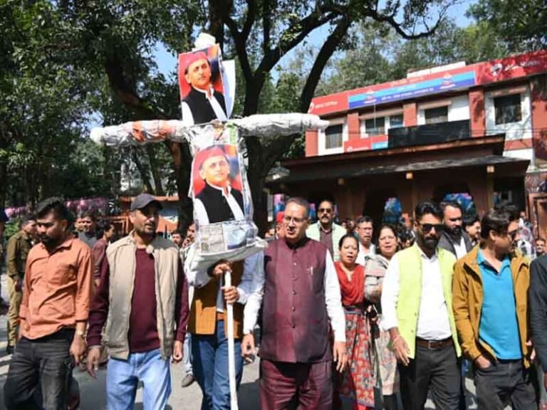 कैबिनेट मंत्री गणेश जोशी के नेतृत्व में सैकड़ों भाजपा कार्यकर्ताओं ने देहरादून के कुठाल गेट पर पुतला दहन कर विरोध प्रदर्शन किया