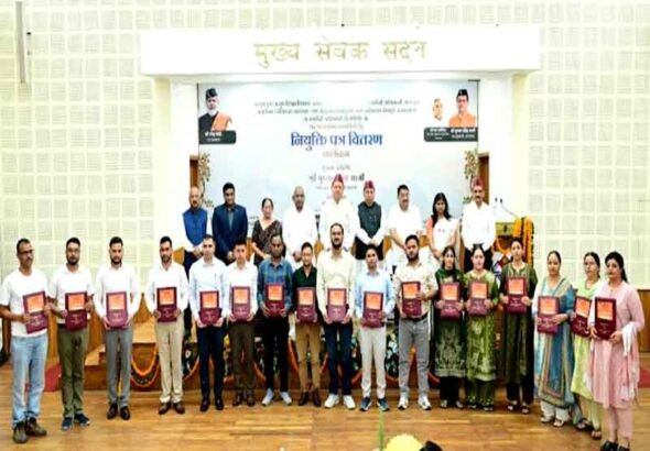 आयुष एवं ईएसआई के 332 नव नियुक्त कार्मिकों को नियुक्ति पत्र प्रदान किए CM धामी ने