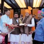 नमो क्रिकेट लीग में मुख्यमंत्री धामी ने खिलाड़ियों के साथ खेला क्रिकेट, बढ़ाया युवा खिलाड़ियों का उत्साह