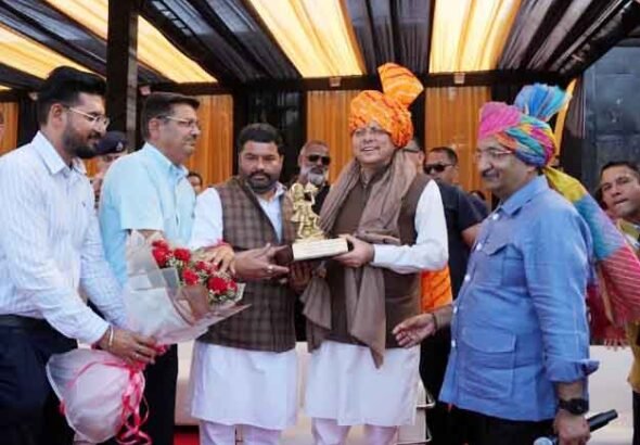 नमो क्रिकेट लीग में मुख्यमंत्री धामी ने खिलाड़ियों के साथ खेला क्रिकेट, बढ़ाया युवा खिलाड़ियों का उत्साह